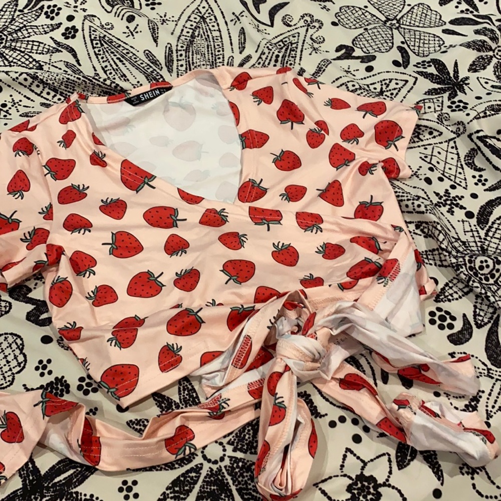 PINK STRAWBERRY WRAP CROP TOP💙